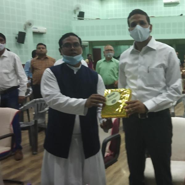 SXD Principal Rev. Fr. Sanjay Kerketta SJ symbolically handing-over the lot to the Ranchi D.C.